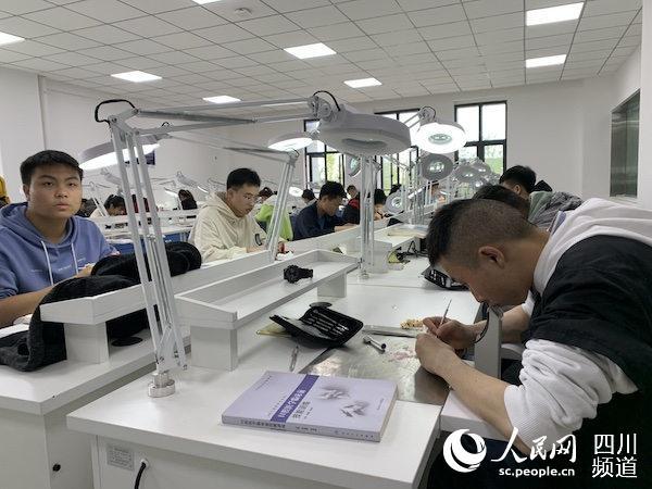 探访中国资阳牙谷：口腔全产业链逐步形成