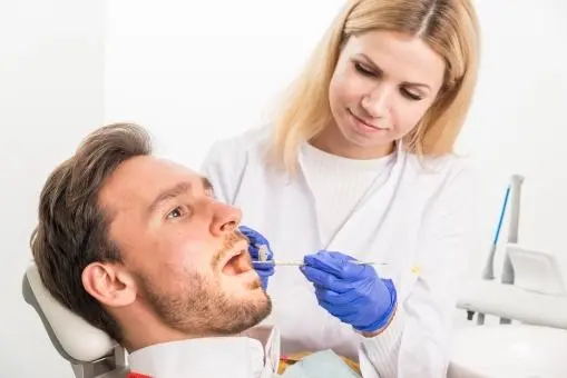 口腔卫生师检查患者牙齿